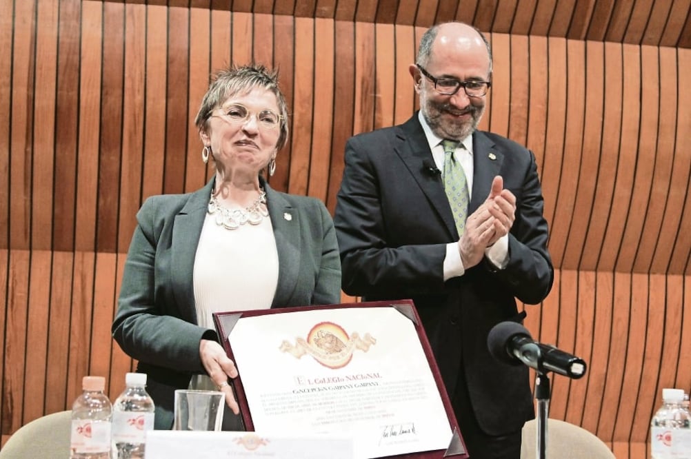 José Ramón Cossío entregó a Company el diploma de acreditación (CARLOS MEJÍA. EL UNIVERSAL)