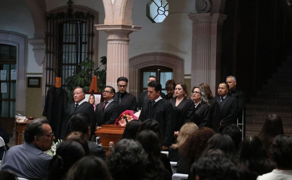 Miembros del Pleno del Tribunal Superior de Justicia, así como personal del Poder Judicial realizar guardias de honor. Fotos: Especiales.