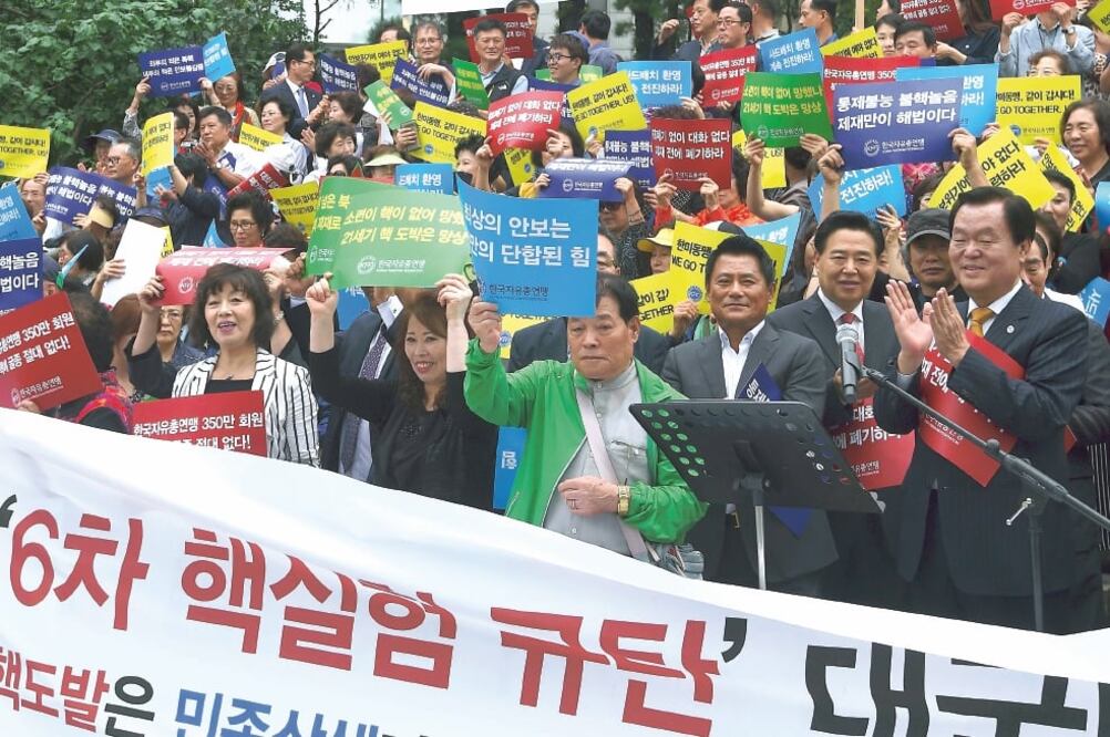Activistas surcoreanos protestan contra las pruebas nucleares realizadas en las últimas semanas por el gobierno de Corea del Norte (JUNG YEON-JE. AFP)