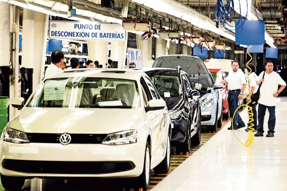 La producción de Volkswagen en México ascendió a 293 mil 285 automóviles de enero a agosto, según la AMIA, 9.5% menos respecto al mismo lapso de 2015 (ARCHIVO EL UNIVERSAL)