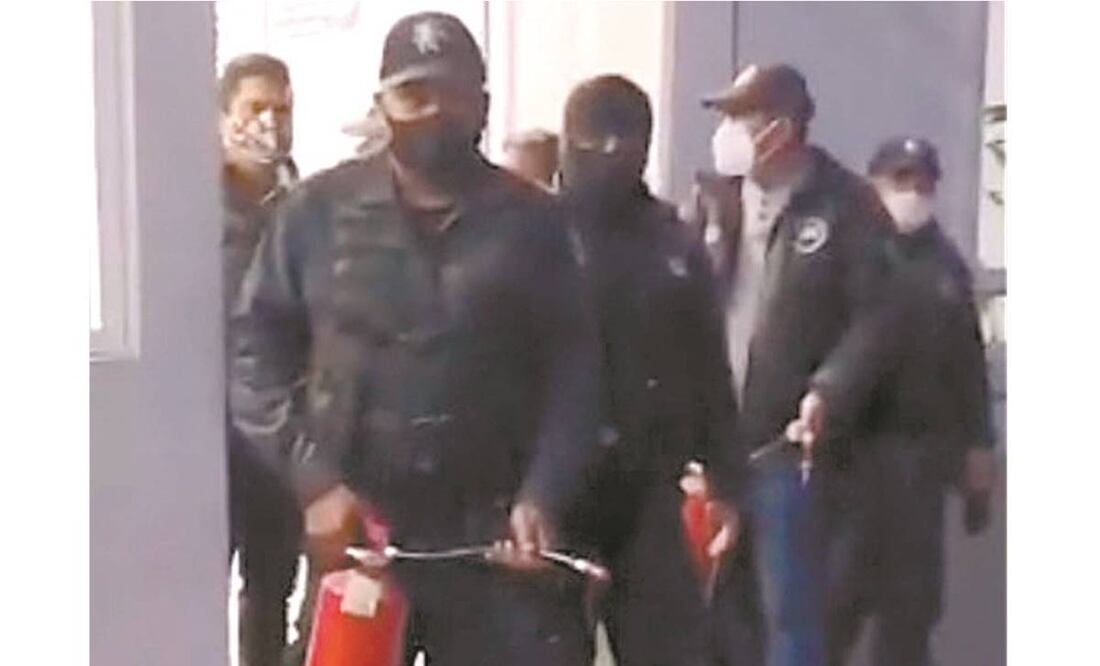 Los policías dispersaron con extintores. Foto: ESPECIAL