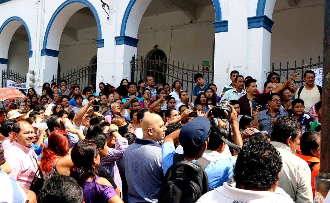 Padres de familia se reunieron en las afueras de la Escuela Secundaria del Estado para exigir a los directivos iniciar clases de este ciclo escolar 2016-2017. (Foto: Archivo - EL UNiVERSAL)