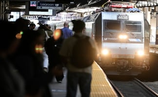 Ataque a puñaladas tren deja Nueva York, deja seis heridos; el agresor está "bajo custodia"
