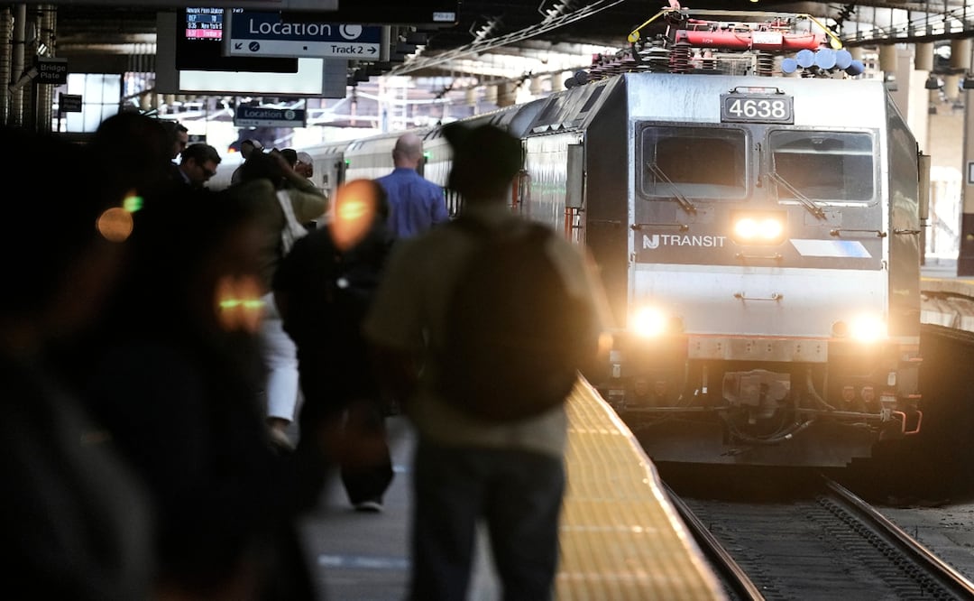 El incendio provocó la suspensión en el servicio de transporte ferroviario y graves retrasos durante la hora pico de la mañana. Foto: AP