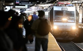 Ataque a puñaladas tren deja Nueva York, deja seis heridos; el agresor está "bajo custodia"