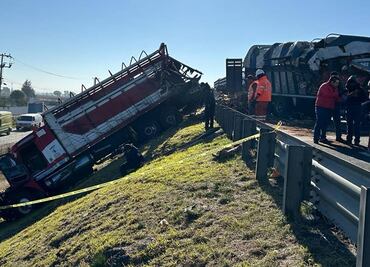 Reportan 7 personas muertas tras choque entre dos camiones en el Circuito Exterior Mexiquense