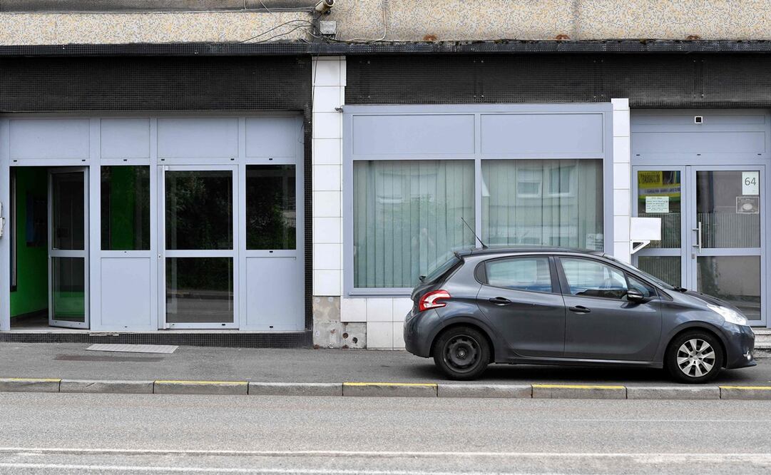 La puerta de la entrada del edificio donde vivía una pareja en Forbach, este de Francia, luego de que la policía gala dijera que había arrestado a un ciudadano alemán de 55 años luego de que su pareja fuera descubierta después de 12 años de cautiverio. Foto: AFP
