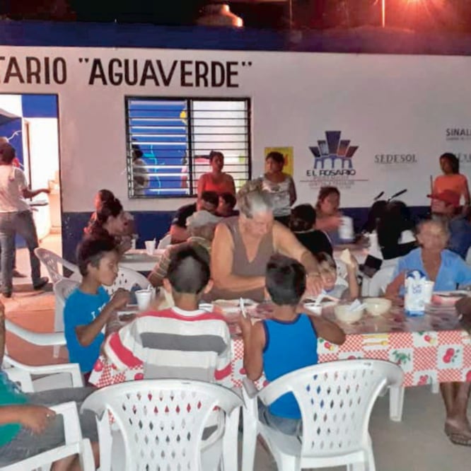 Abastecimiento. Personas afectadas por el paso del meteoro en Escuinapa y El Rosario acuden por alimentos a los locales. (CORTESÍA)