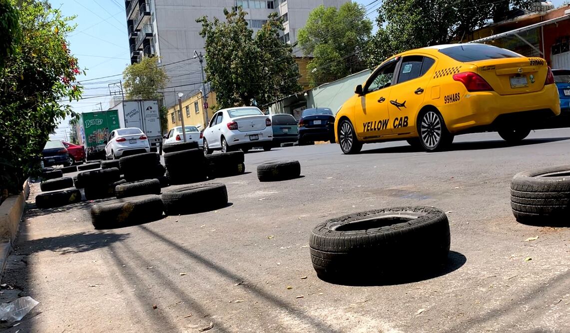 Varios franeleros se han adueñado de las calles de la colonia Peñón de los Baños y amenazan a los vecinos con poncharles las llantas de sus coches si no ceden los espacios. Foto: Alberto González/EL UNIVERSAL