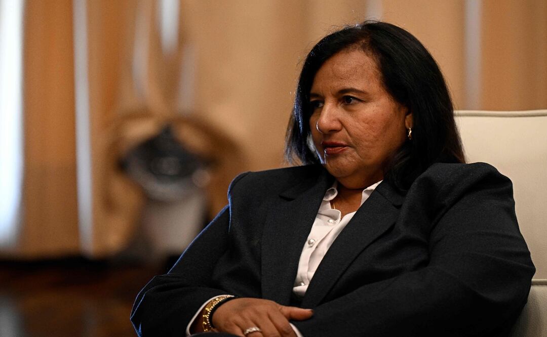 la exdiputada Dinorah Figuera durante una reunión con el presidente de la Asamblea Nacional, Jorge Rodríguez, en Caracas , Venezuela. Foto: AFP