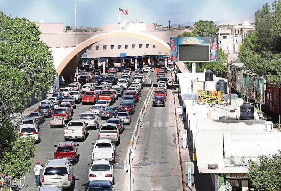 Filas de vehículos en la garita. Son necesarias horas de espera para cruzar, lo que traído un efecto negativo directo sobre el comercio transfronterizo. Crédito: Archivo de El Universal