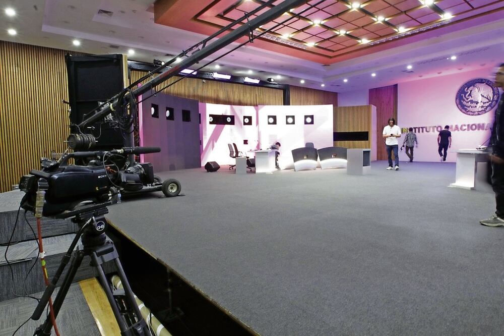 En el set ubicado en el salón de secciones del INE se realizan los últimos preparativos Foto: Especial