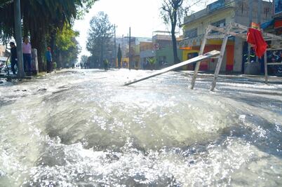 Megafuga de agua inunda viviendas