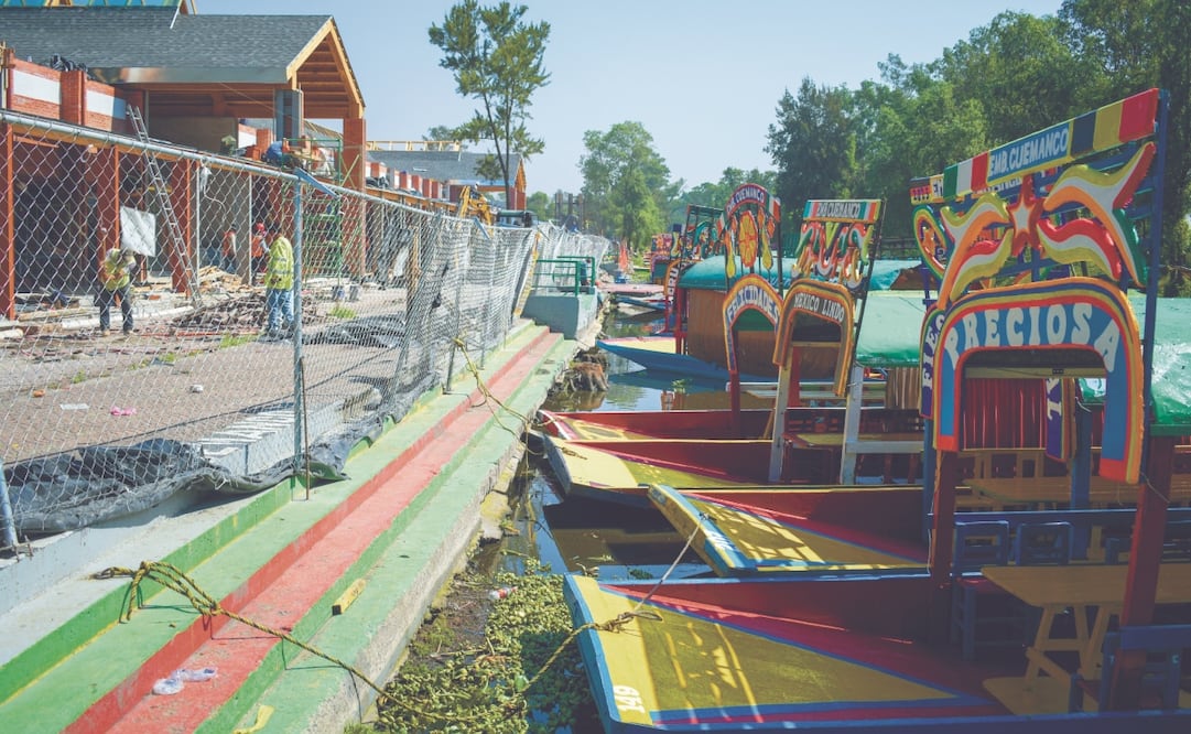 A poco menos de dos semanas del inicio de la Copa del Mundo, en el embarcadero de Cuemanco continúan los trabajos de remodelación; pueden verse obreros
realizando diversas labores, siguen con la construcción del mercado y baños, cargan bultos de cemento, y manejan maquinaria pesada. Foto: Santiago Cadena/ EL UNIVERSAL