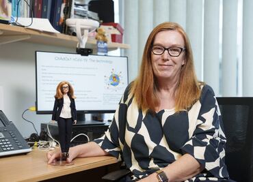 ¿Quién es Sarah Gilbert, cocreadora de la vacuna AstraZeneca y homenajeada con una muñeca Barbie?