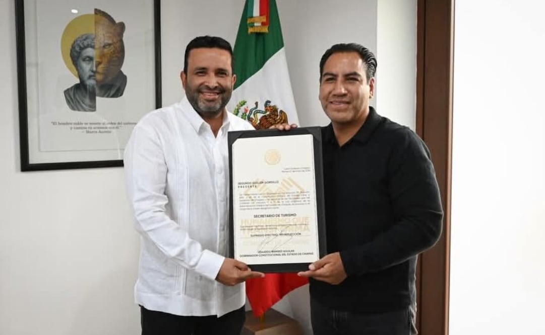 El gobernador, Eduardo Ramírez (der), tomó protesta a Segundo Guillén como nuevo secretario de Turismo en Chiapas (izq). Foto: Especial