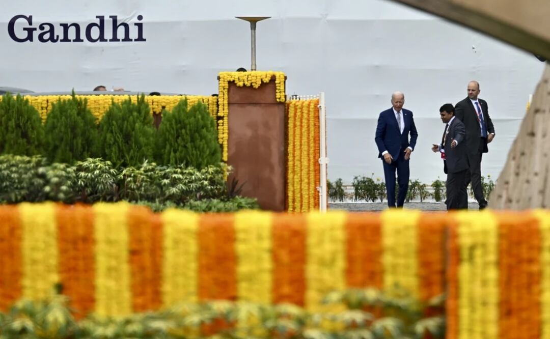 El presidente de Estados Unidos, Joe Biden, llega al Raj Ghat, un monumento a Gandhi, donde los líderes del G20 presentarían sus respetos, en Nueva Delhi, India, el domingo 10 de septiembre de 2023. Foto: AP