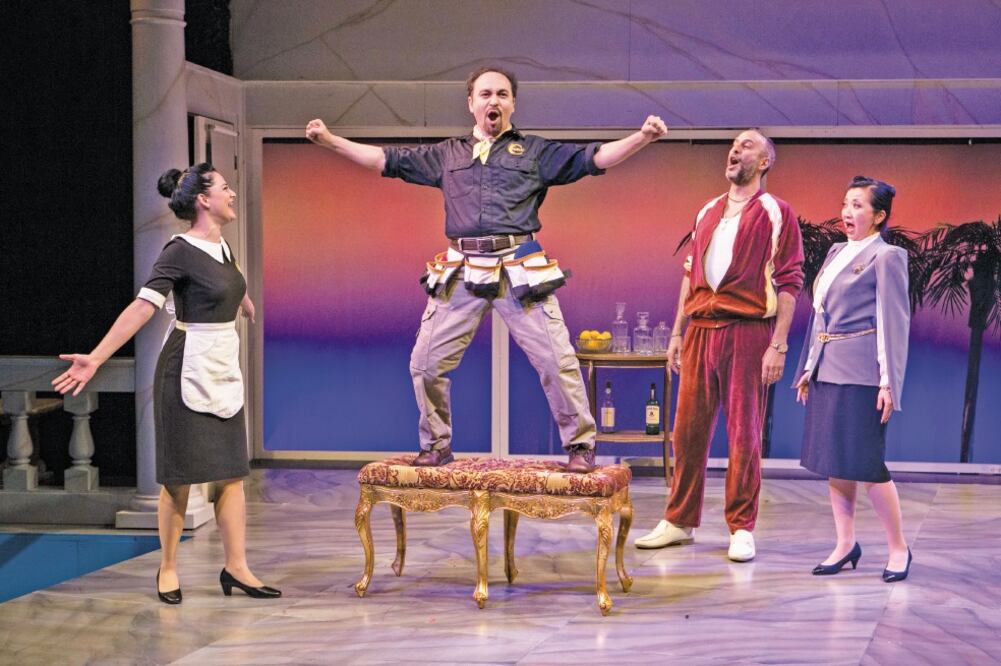 La ópera ¡Fígaro! (90210) es una adaptación de Las bodas de Fígaro de Mozart, y relata la historia de un trabajador indocumentado en una mansión de Beverly Hills. (FOTOS: MARIA BARANOVA. PRODUCCIÓN DE ¡FÍGARO! (90210))