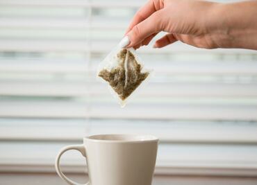 Cuánto tiempo se debe remojar una bolsa de té en agua caliente