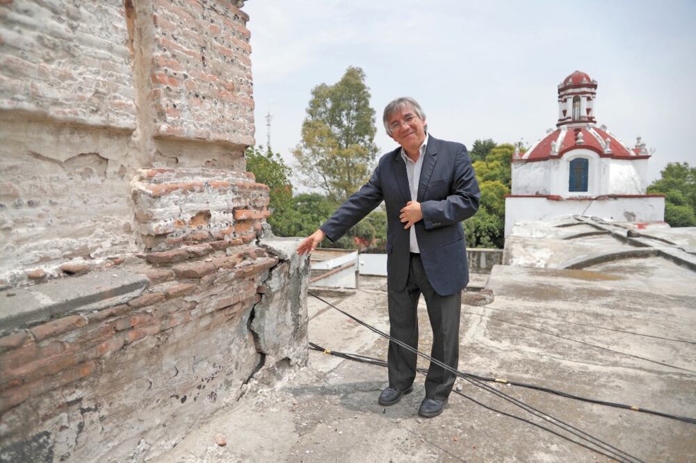 El sacerdote Miguel Ángel Mendoza en el campanario de la iglesia. Foto: IVÁN STEPHENS. EL UNIVERSAL