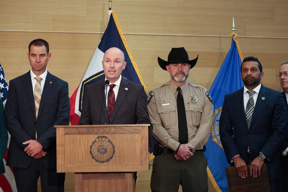 Beau Mason, del Departamento de Seguridad Pública de Utah; el gobernador de Utah, Spencer Cox; el sheriff Mike Smith; y el director del FBI, Kash Patel, en una conferencia de prensa. Foto: AFP