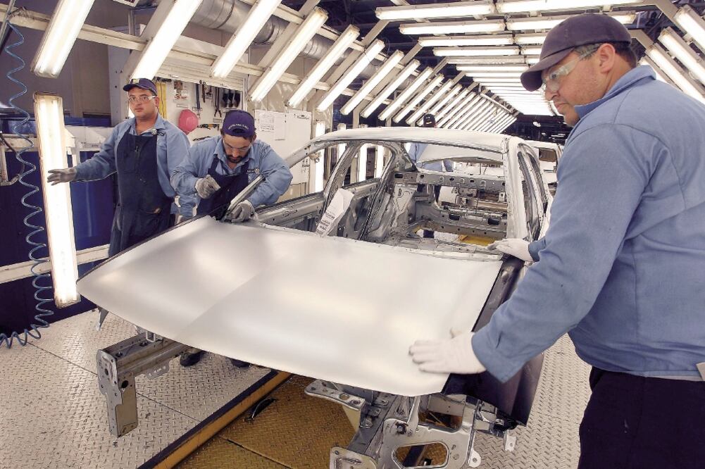 Por las bajas ventas de autos nuevos, Axalta considera que aumentarán sus ventas de pintura, pues los usuarios conservan más sus vehículos. Foto: ARCHIVO EL UNIVERSAL