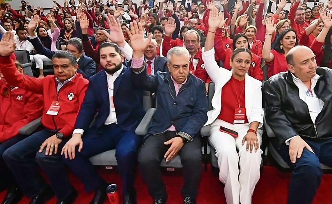 Alejandro Moreno Cárdenas fue apoyado por sus compañeros priistas quienes le dieron el voto de confianza. Foto: Especial