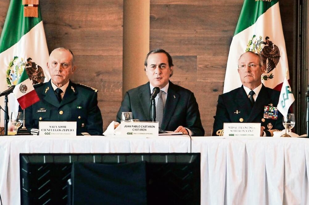 Los titulares de la Sedena, Salvador Cienfuegos (izq.), y de Marina, Vidal Francisco Soberón (der.), y el presidente de CCE, Juan Pablo Castañón (centro) (GERMÁN GARCÍA. EL UNIVERSAL)
