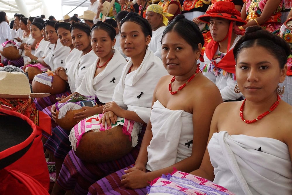 Inicia en Oaxaca la tradicional fiesta de la Guelaguetza. Mujeres de San Andrés Huaxpaltepec portaron un moño negro en su traje regional y en honor a las víctimas de Nochixtlán.