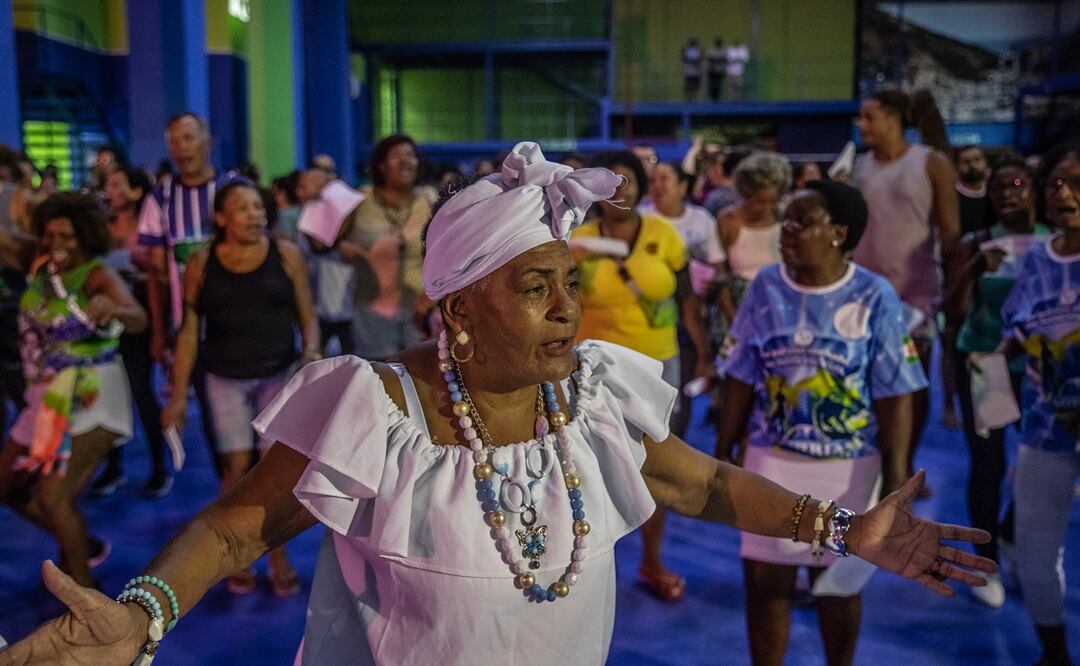 Integrantes de la escuela de samba Académicos da Rocinha ensayan para la Serie Plata del carnaval de Río de Janeiro. Foto: EFE