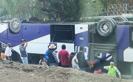 Vuelca camión de pasajeros en la autopista Ecatepec-Pirámides; reportan un lesionado