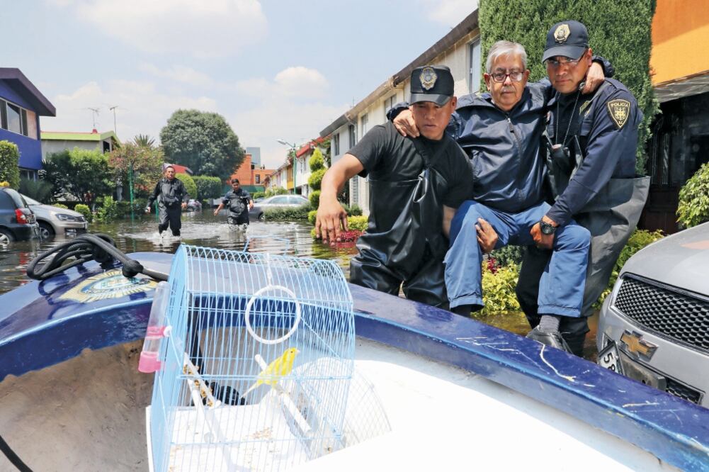 La policía capitalina brindó ayuda a las familias cuyo patrimonio resultó perjudicado por el aguacero del lunes pasado. (JUAN CARLOS REYES. EL UNIVERSAL)