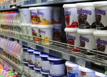 ¿Por qué no debes guardar comida en los envases de yogur?