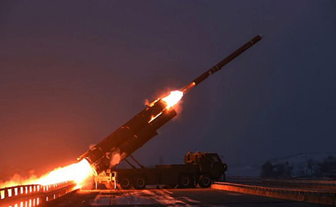 El dirigente supervisa instalaciones de producción y refuerza su narrativa de preparación para el combate al tiempo que impulsa el desarrollo sostenido de sus capacidades militares. (29/12/25) Foto: EFE/KCNA