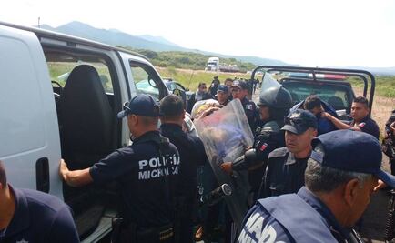 Detienen a 38 normalistas tras "choque" con policías en Michoacán