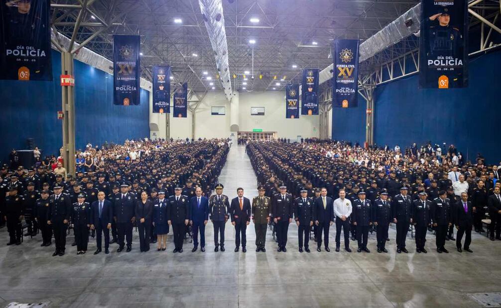 El gobernador de Nuevo León, Samuel García, encabezó una ceremonia por el XV aniversario de la Fuerza Civil, donde otorgó mas de 600 medallas y ascensos. Foto: Gobierno de Nuevo León