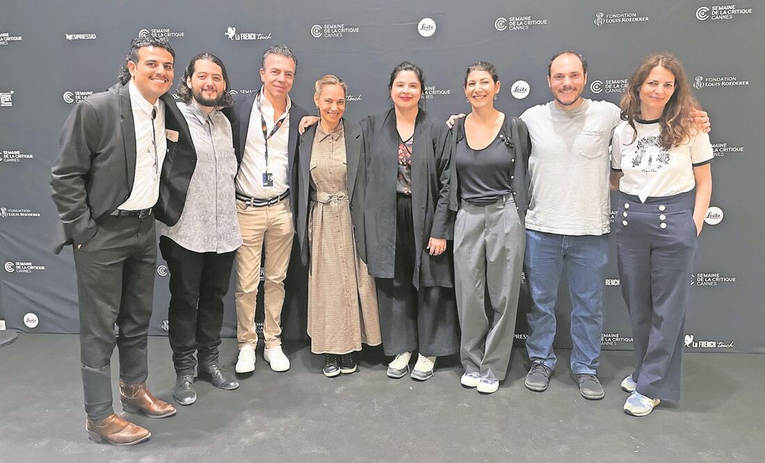 Daniela Michel (vestido café), fundadora del FICM, al lado de los realizadores de los cortometrajes. Foto: Alejandra Musi / EL UNIVERSAL