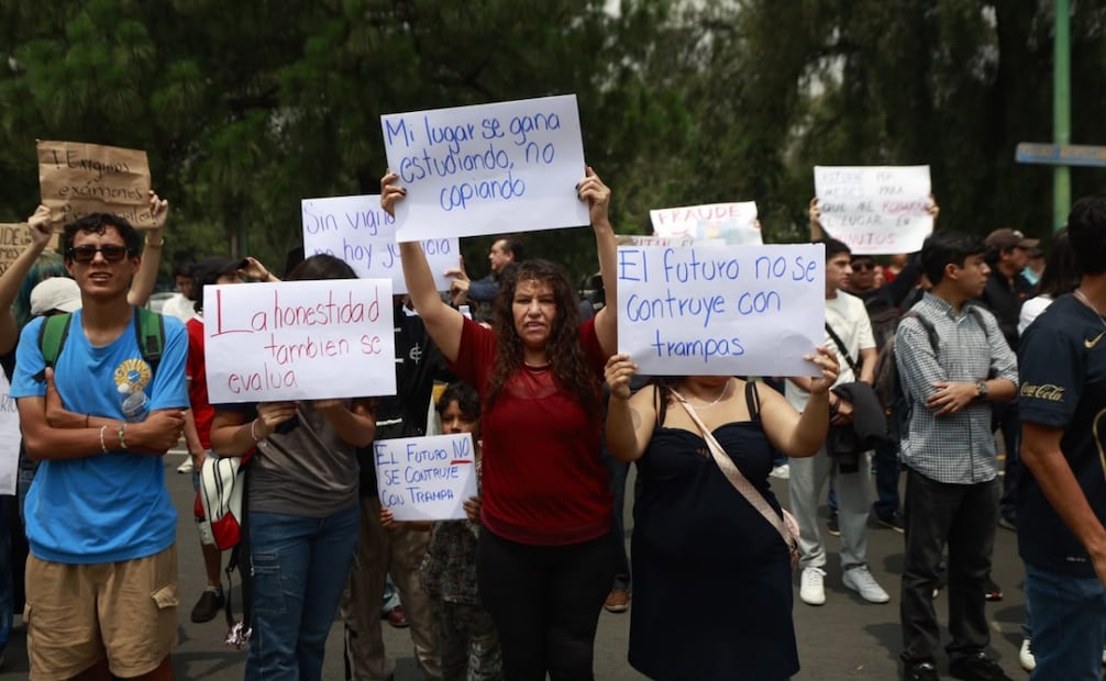 Aspirante rechazados marcha a la Torre de Rectoría de la UNAM tras presuntas anomalías en el examen de ingreso a la Licenciatura. Foto: Diego Simón / EL UNIVERSAL