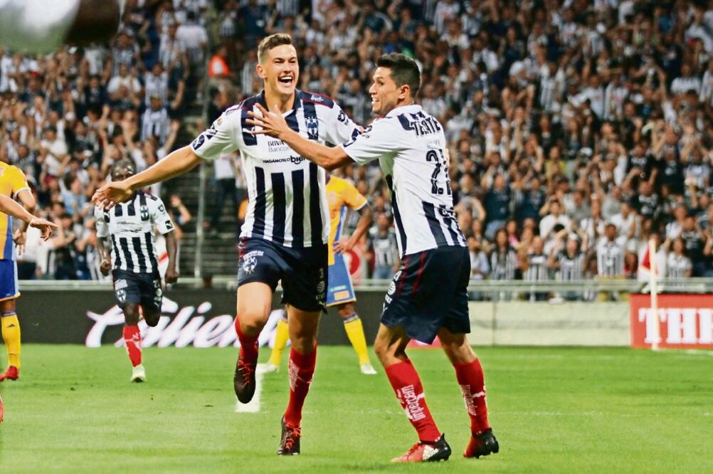 César Montes celebró con Jesús Molina el gol que dio la victoria a regios en el clásico norteño; llegaron a 27 puntos. (IMAGO7)