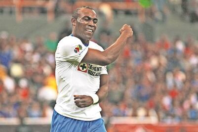 Cruz Azul deja libre a ecuatoriano Joffre Guerrón