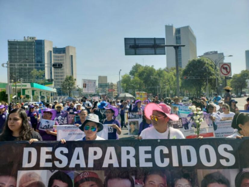 Con la consigna "Vivos se los llevaron, vivos los queremos", marchan madres de desaparecidos
