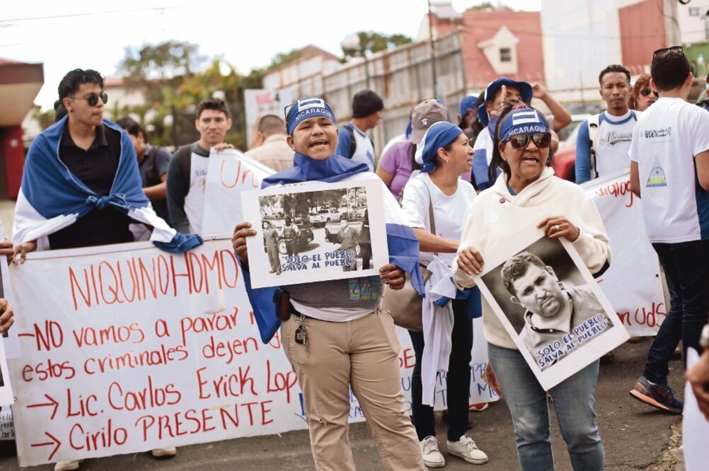 Nicaragüenses, que viven en San José, Costa Rica, protestaron ayer contra el gobierno de Daniel Ortega. (JUAN CARLOS ULATE. REUTERS)