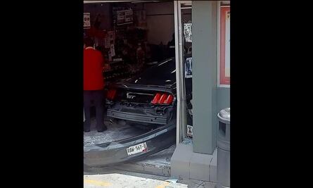 Con todo y vehículo, conductor entra a un Oxxo y destroza la tienda