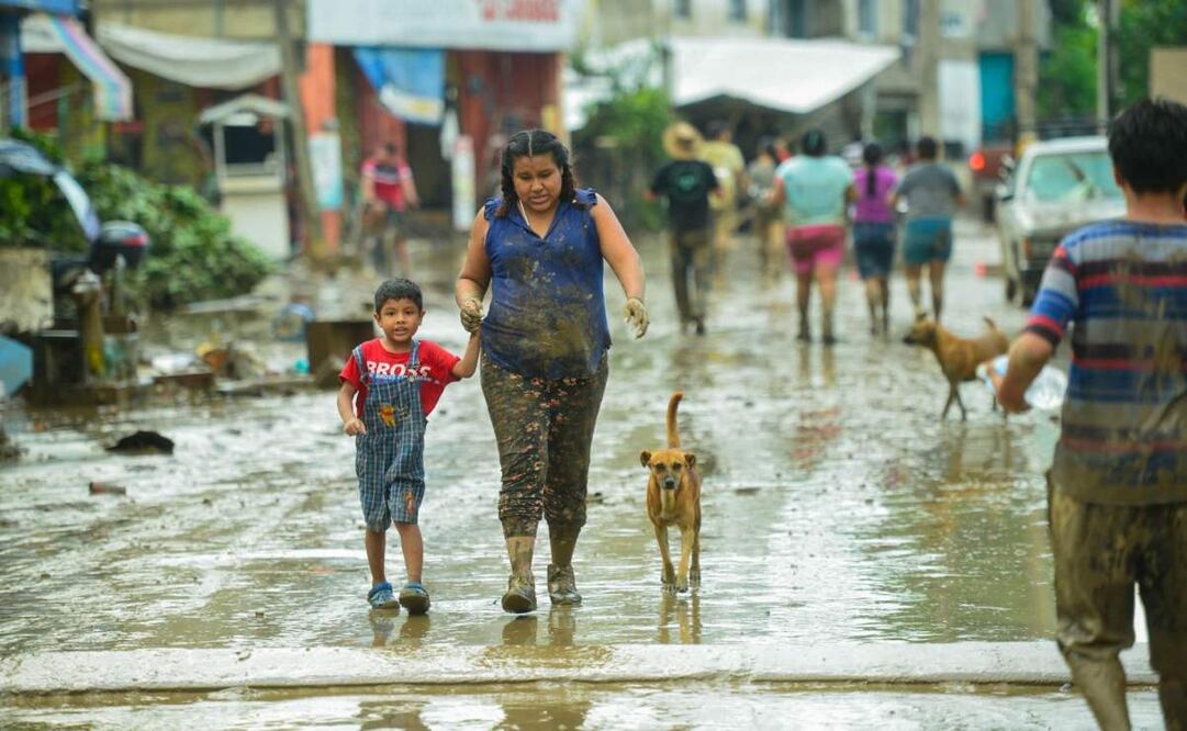 En el municipio de Álamo Temapache, en Veracruz, cientos de familias continúan viviendo entre el lodo y los escombros tras las fuertes lluvias que provocaron severas inundaciones (12/10/25). Foto: Carlos Nava/ Cuartoscuro