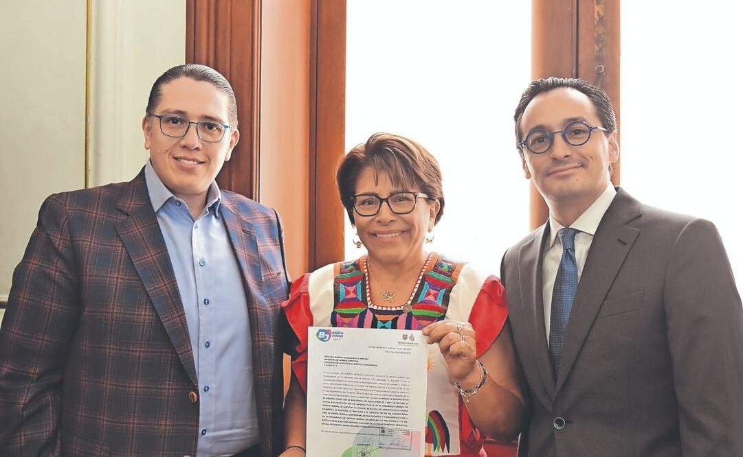 Martha Ávila, presidenta de la Mesa Directiva del Congreso, recibió la iniciativa del alcalde de Benito Juárez, Luis Mendoza (izquierda). Foto Especial