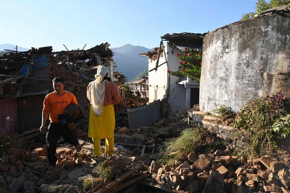 Los residentes caminan entre los escombros de las casas dañadas en el distrito de Jajarkot el 4 de noviembre de 2023, tras un terremoto. Foto: AFP
