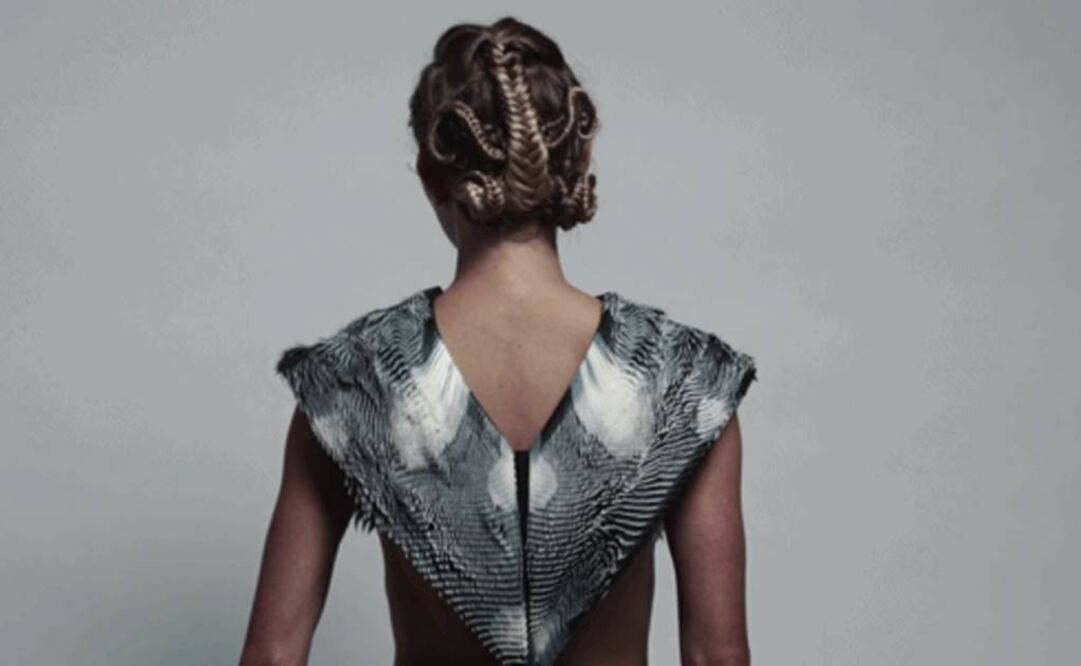 La prenda integra una cámara oculta entre las especies de púas que forman su diseño. Foto: Behnaz Farahi