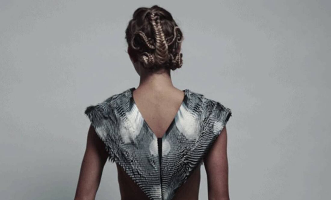 La prenda integra una cámara oculta entre las especies de púas que forman su diseño. Foto: Behnaz Farahi