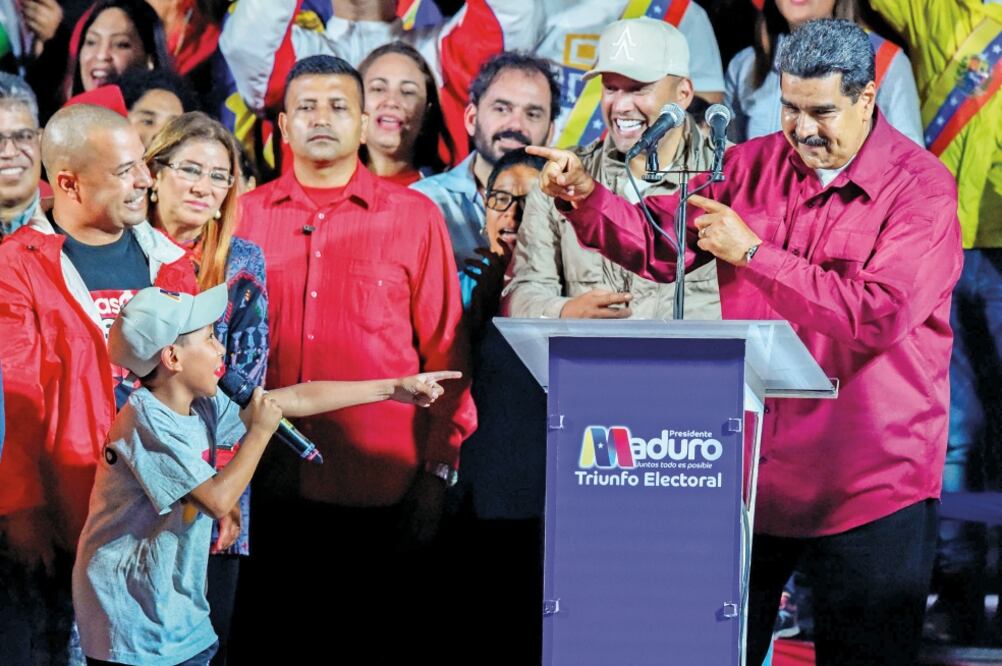 El presidente venezolano, Nicolás Maduro, con sus seguidores luego de que el Consejo Nacional Electoral anunciara su victoria en los comicios de ayer, en Caracas. Foto: JUAN BARRETO. AFP