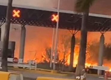 Por incendio en pastizal, cierran Puente Internacional que conecta Tamaulipas con Texas; bomberos combaten el siniestro